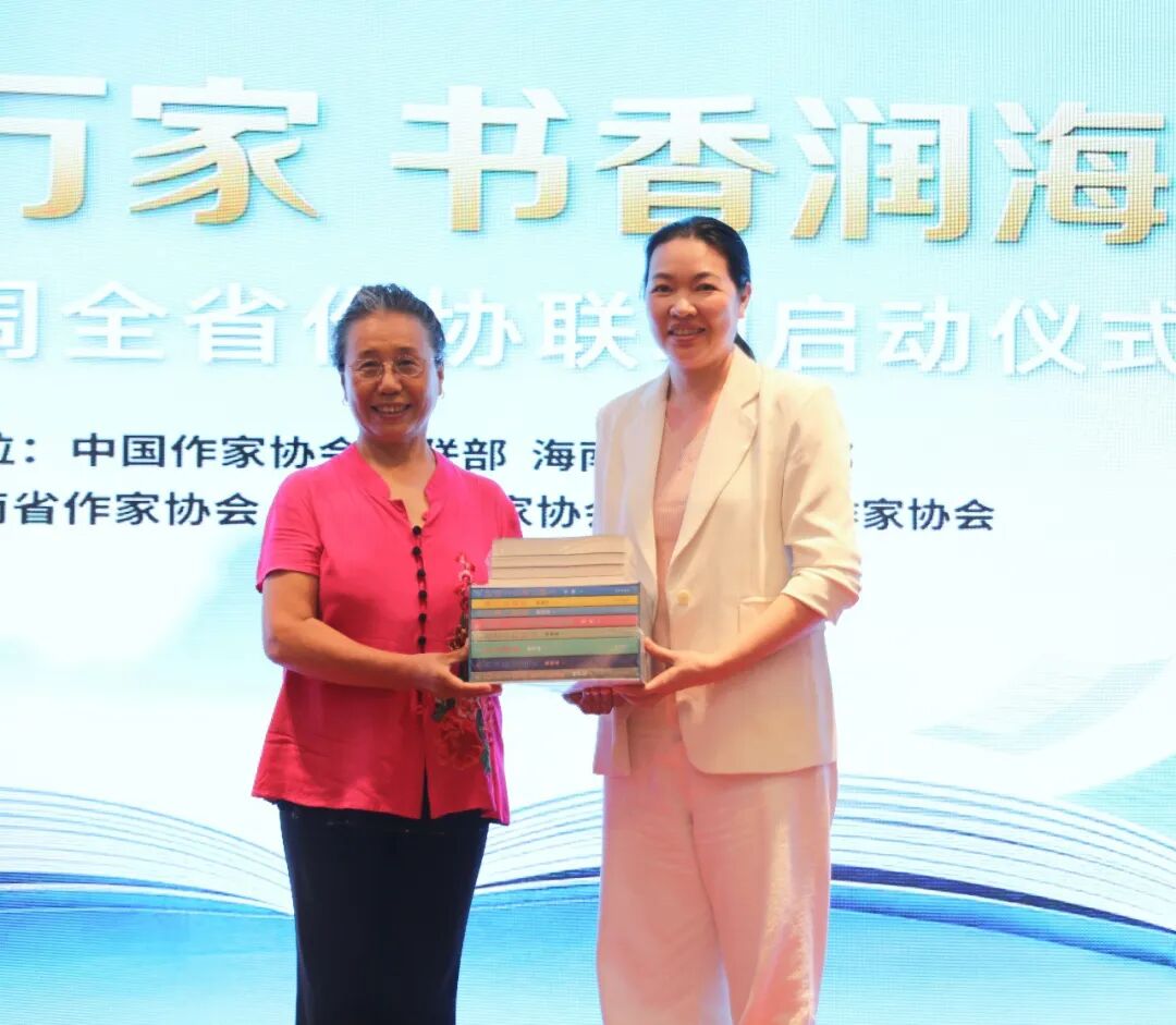 海南省委宣传部文艺处处长陈曼燕向三亚人文地理学会赠送精品图书