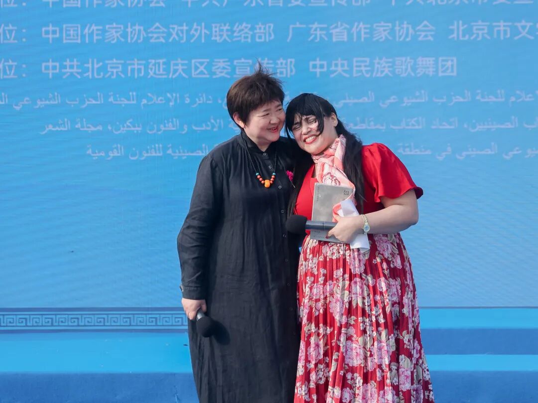 何向阳与埃及翻译家、作家米拉一同用各自母语朗诵何向阳诗作《长城》