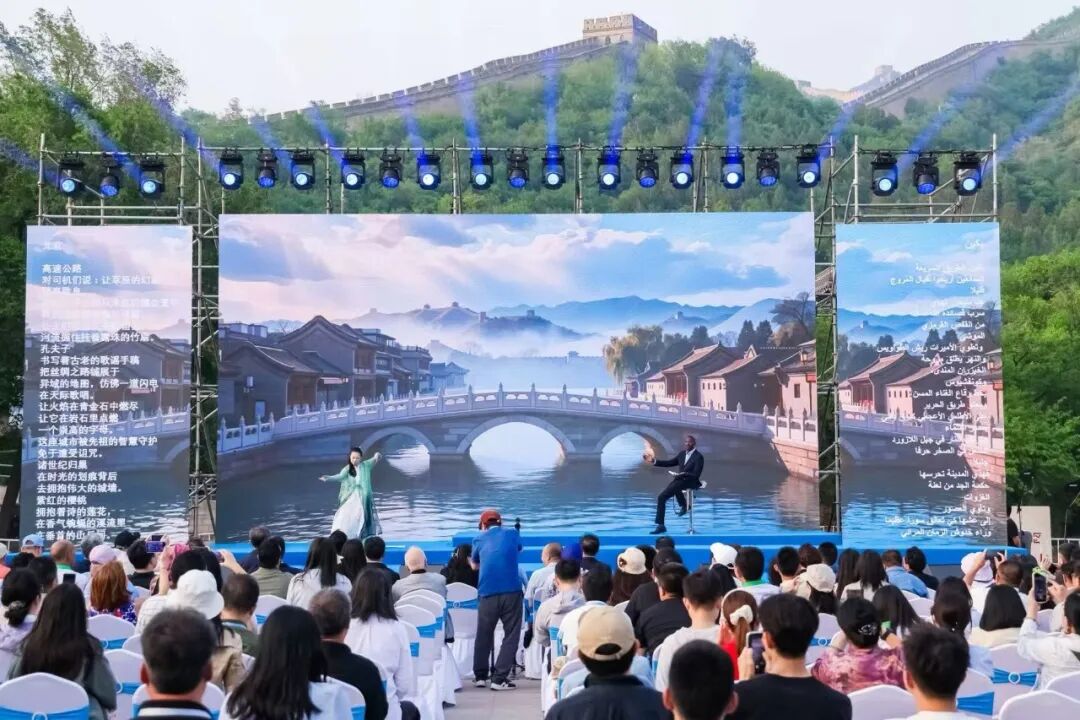苏丹诗人巴赫尔丁·阿卜杜勒朗诵自己的原创诗作《北京》