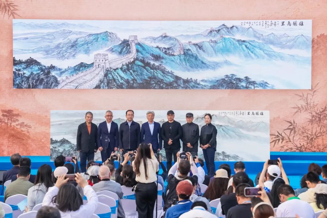 中国美协主席范迪安（左四）将巨幅国画作品《雄关万里》捐赠给北京市延庆区，延庆区委常委、宣传部部长宋豪杰（左三）代表延庆区接受捐赠