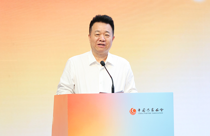中国作协党组成员、副主席邱华栋主持欢迎仪式