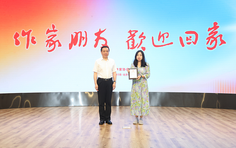 张宏森为作家杜梨颁发入会纪念牌