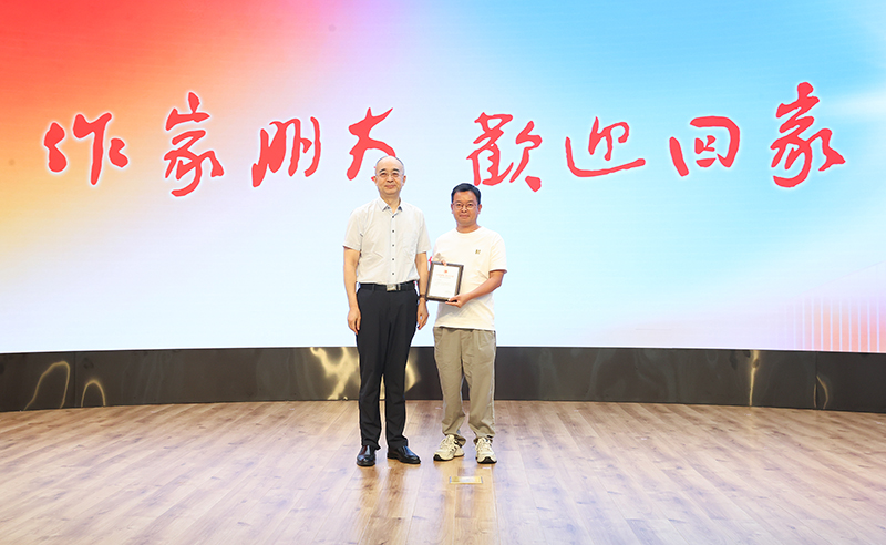 吴义勤为作家向迅颁发入会纪念牌