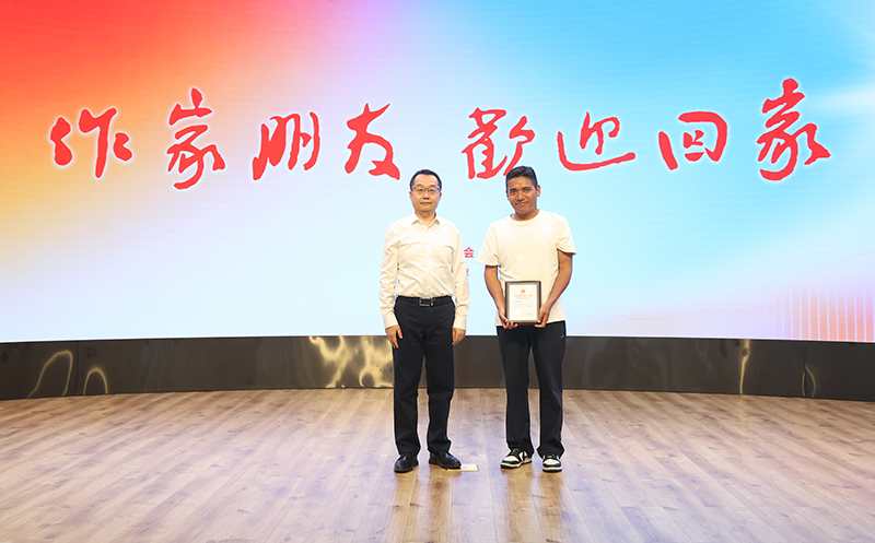 毛广程为作家郎噶扎西颁发入会纪念牌