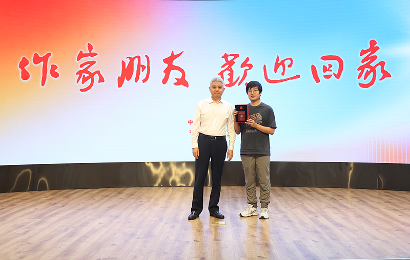 陈二厚为作家李唐颁发会员证