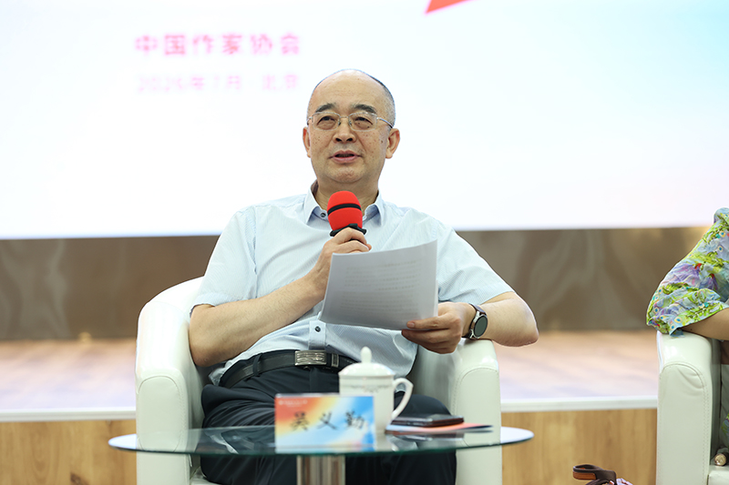 吴义勤主持活动并讲话