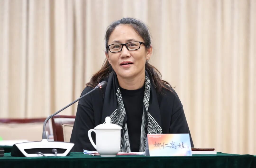娜仁高娃发言