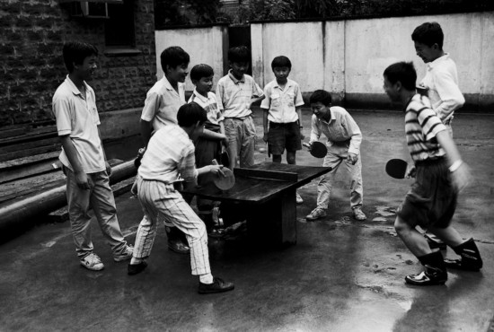 龚建华《打乒乓》 44×66cm 摄影 1995&nbsp;中华艺术宫（上海美术馆）藏